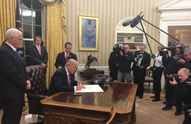 Trumps første grep som president: Har signert presidentordre mot Obamacare